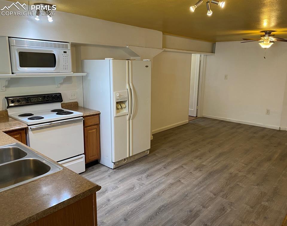 Image 14 of 46: Kitchen