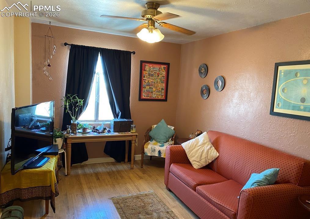 Image 16 of 46: Sitting Room