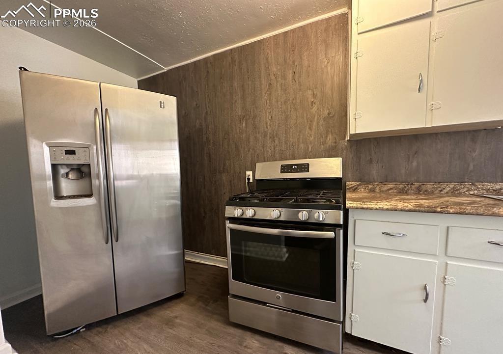 Image 26 of 46: Kitchen