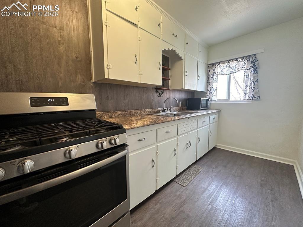 Image 27 of 46: Kitchen