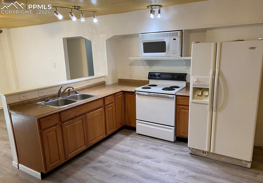 Image 3 of 46: Kitchen