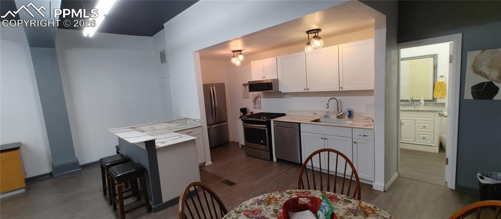 Image 31 of 46: Kitchen