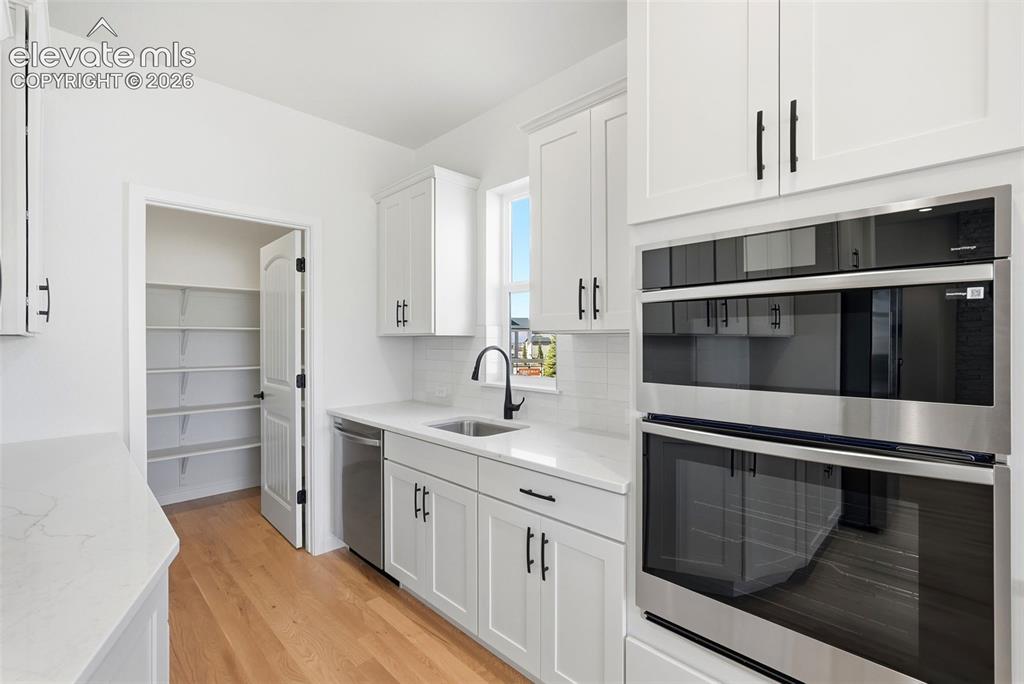 Image 17 of 39: Kitchen