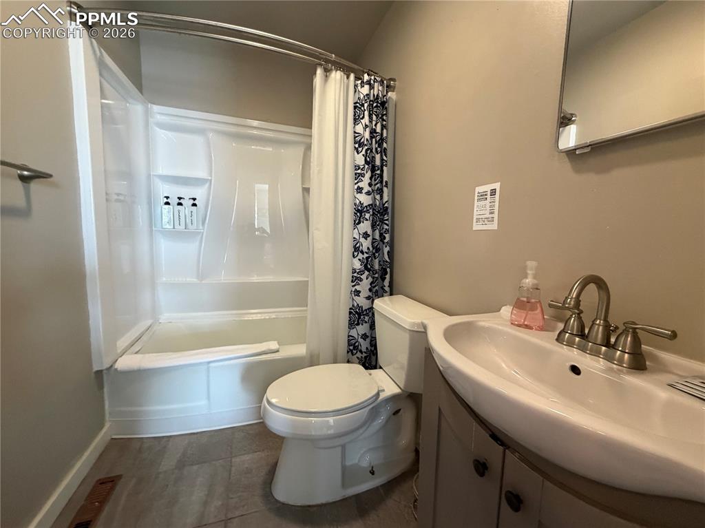 Image 13 of 19: Bathroom