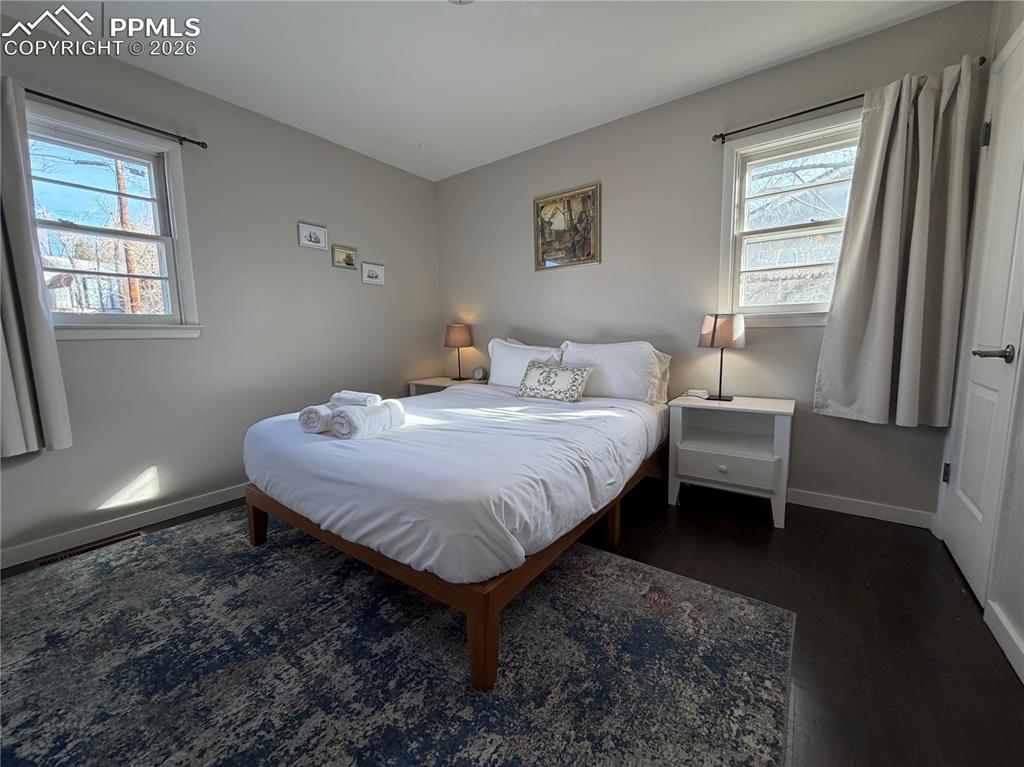 Image 14 of 19: Bedroom