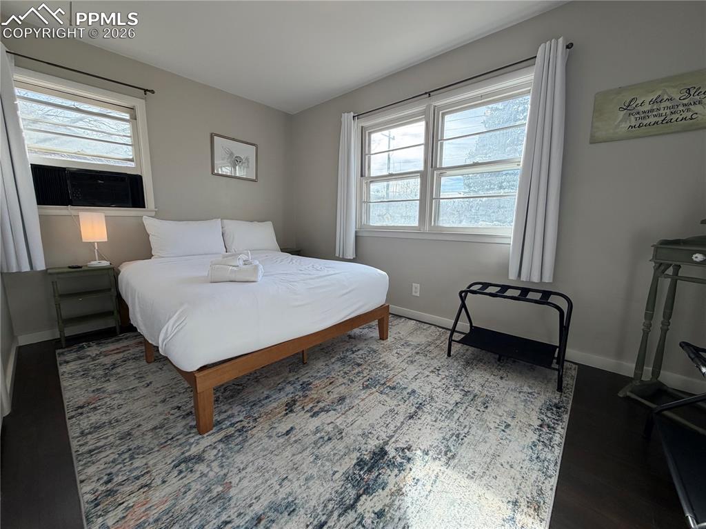 Image 16 of 19: Bedroom