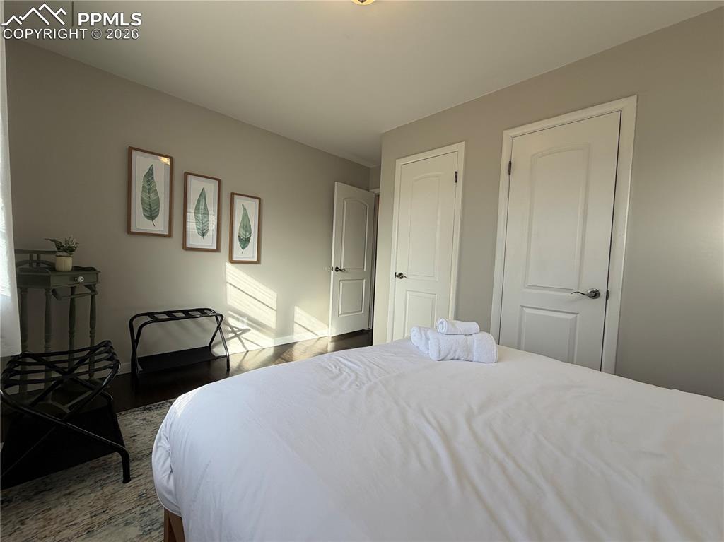 Image 17 of 19: Bedroom