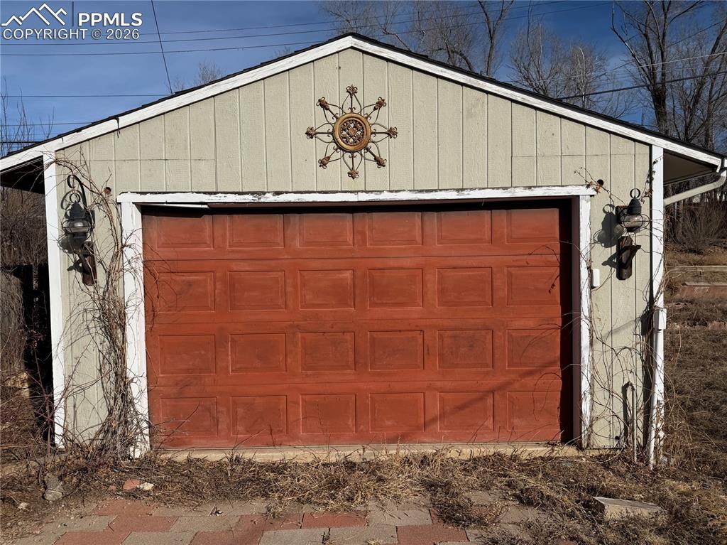 Image 18 of 19: Garage