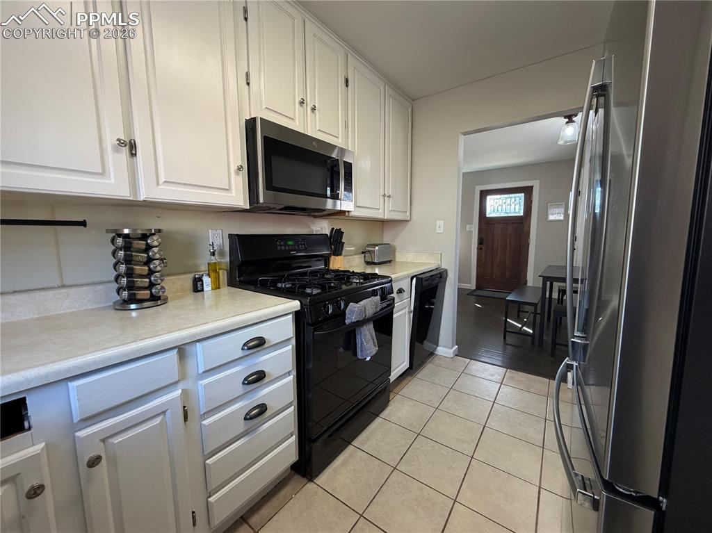 Image 8 of 19: Kitchen