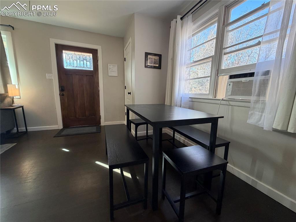 Image 9 of 19: Dining Area