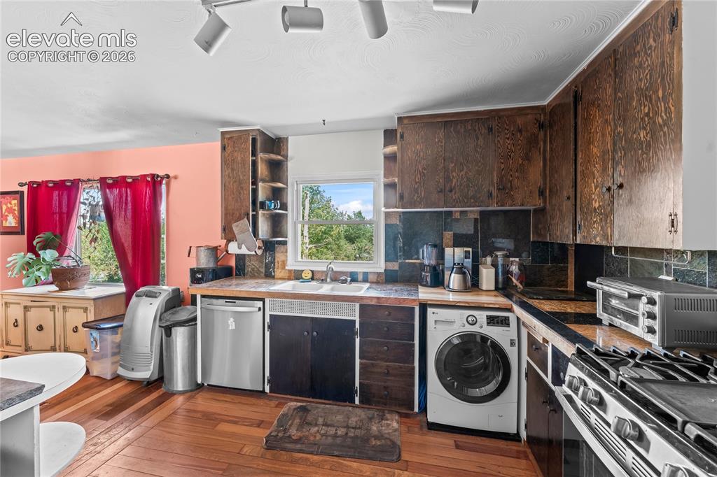Image 10 of 36: Kitchen