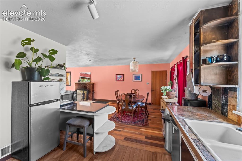Image 11 of 36: Kitchen