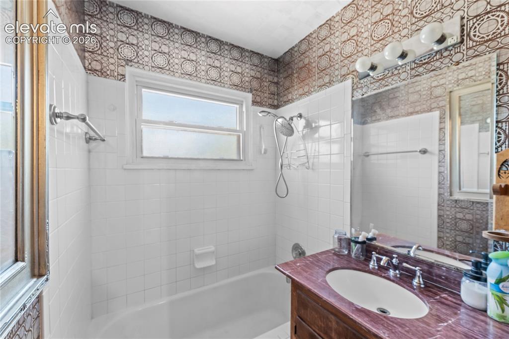 Image 13 of 36: Bathroom