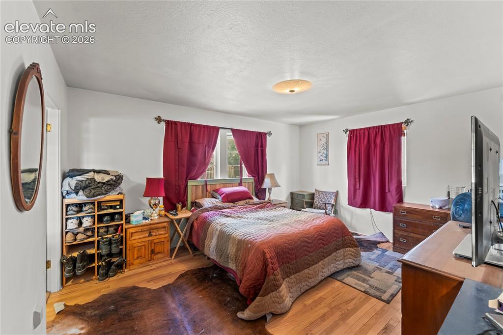 Image 14 of 36: Bedroom