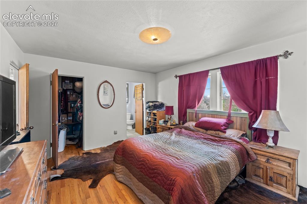 Image 15 of 36: Bedroom