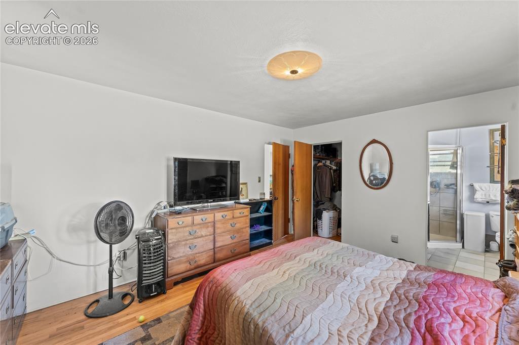 Image 16 of 36: Bedroom