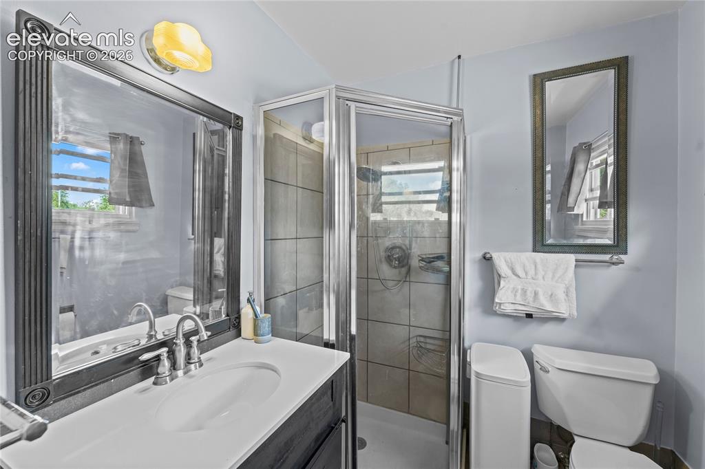 Image 17 of 36: Bathroom