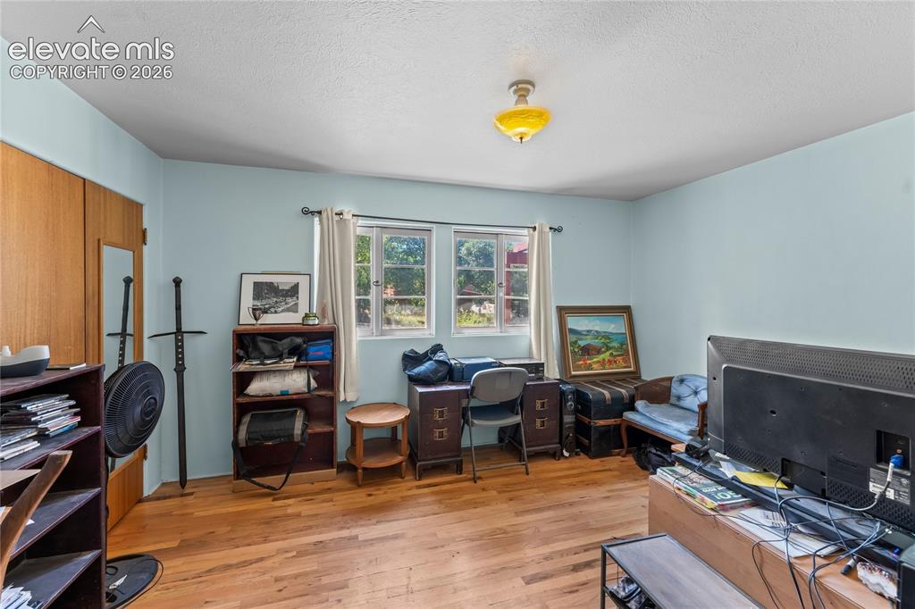 Image 18 of 36: Bedroom