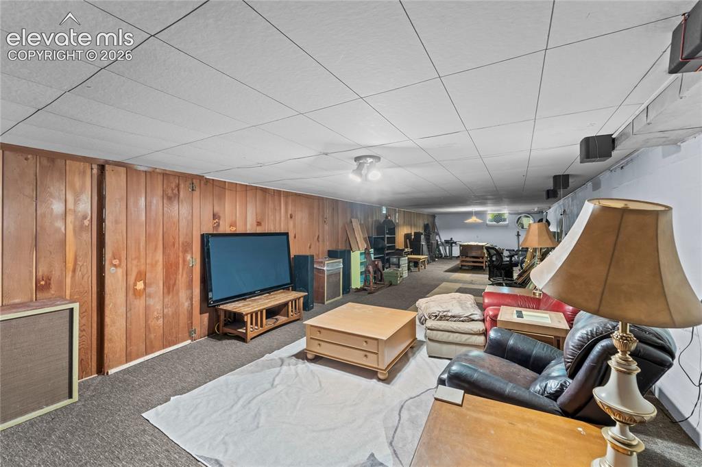 Image 25 of 36: Family Room