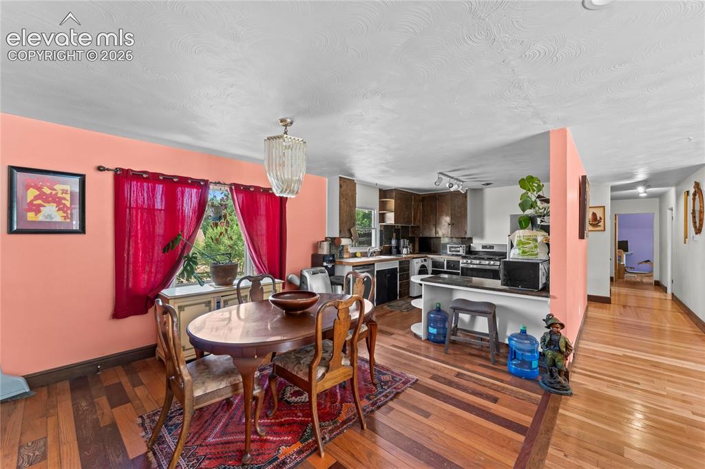 Image 7 of 36: Dining Area