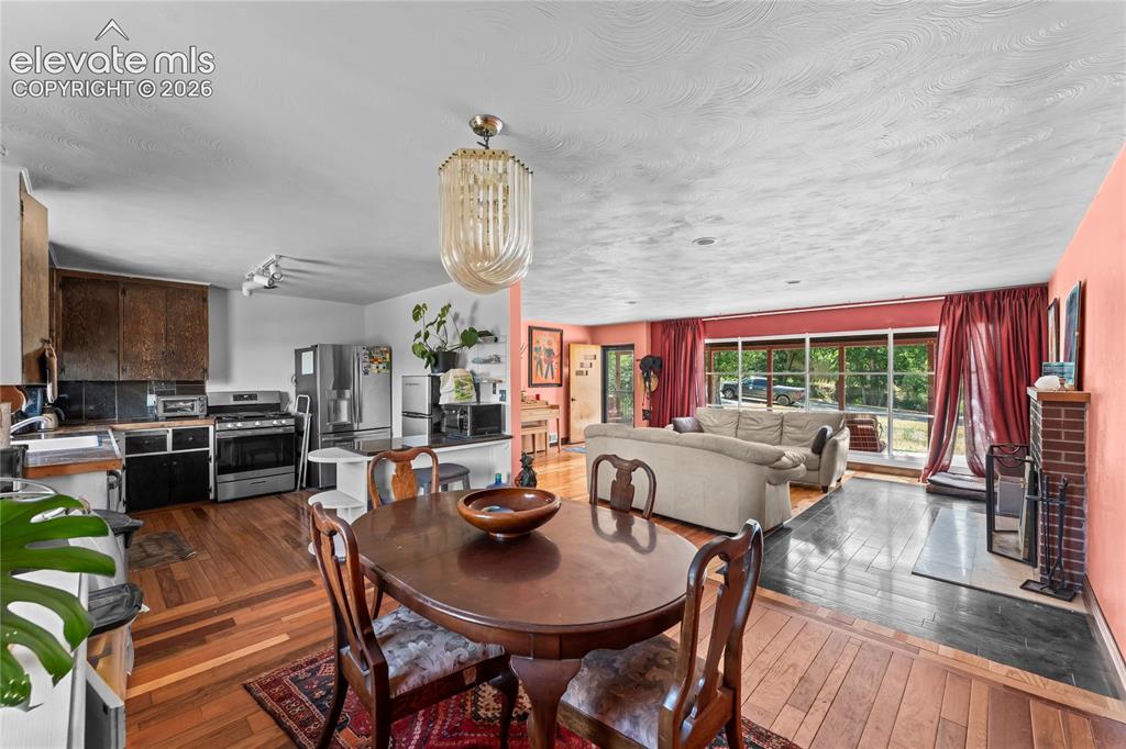 Image 8 of 36: Dining Area