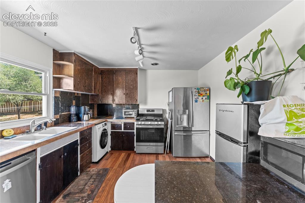 Image 9 of 36: Kitchen