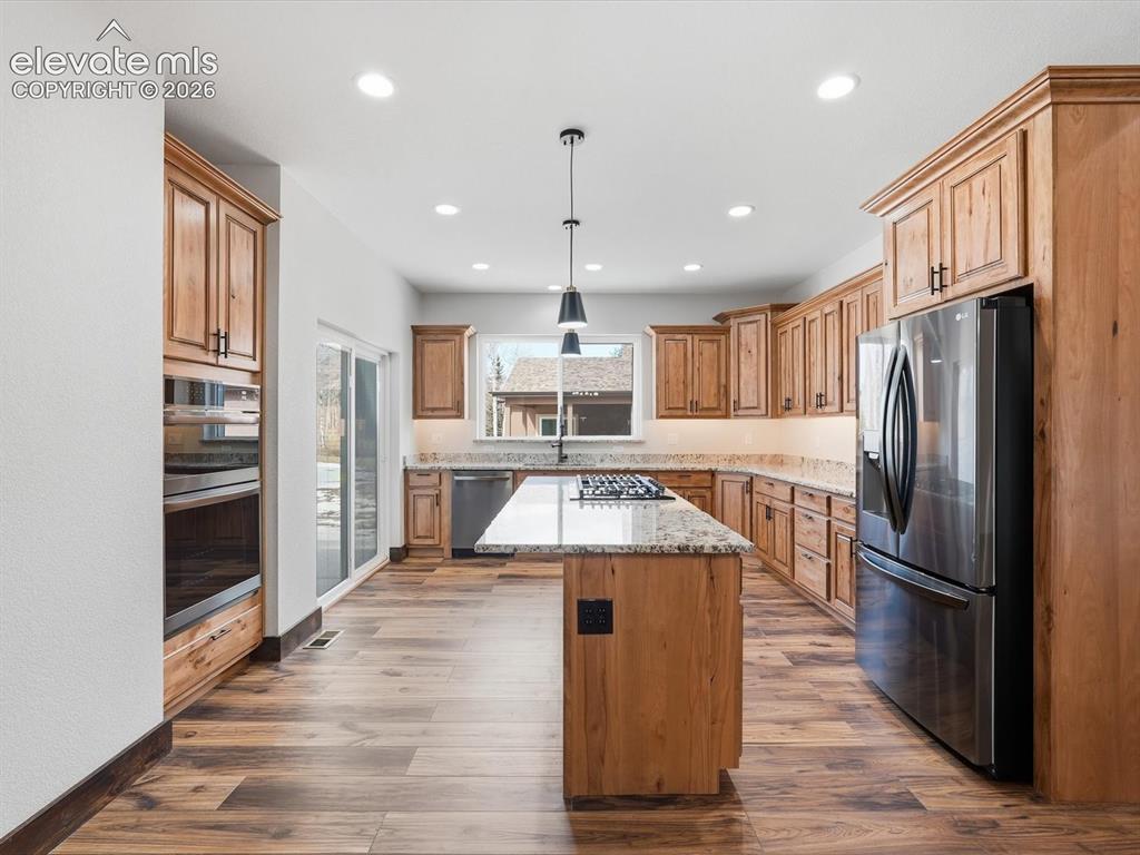 Image 15 of 50: Kitchen