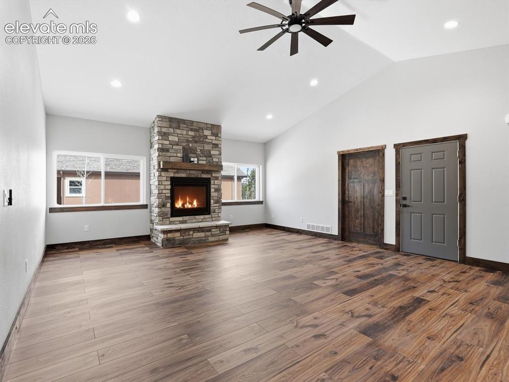 Image 8 of 50: Living Room