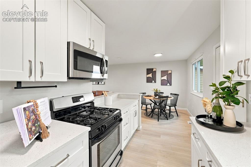 Image 10 of 24: Kitchen