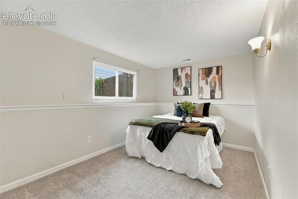 Image 16 of 24: Bedroom