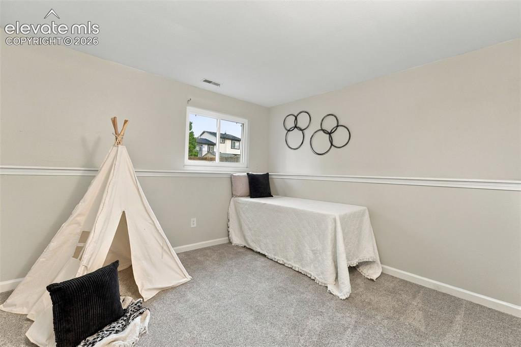 Image 18 of 24: Bedroom