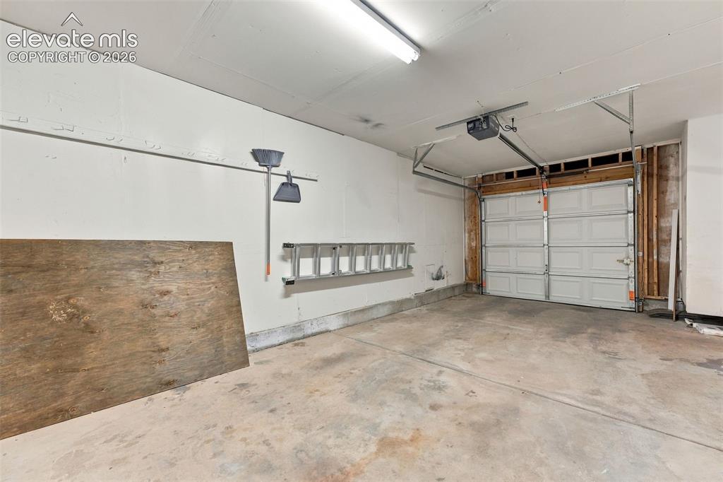 Image 19 of 24: Garage
