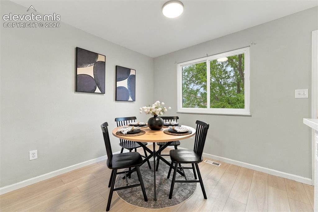 Image 6 of 24: Dining Area