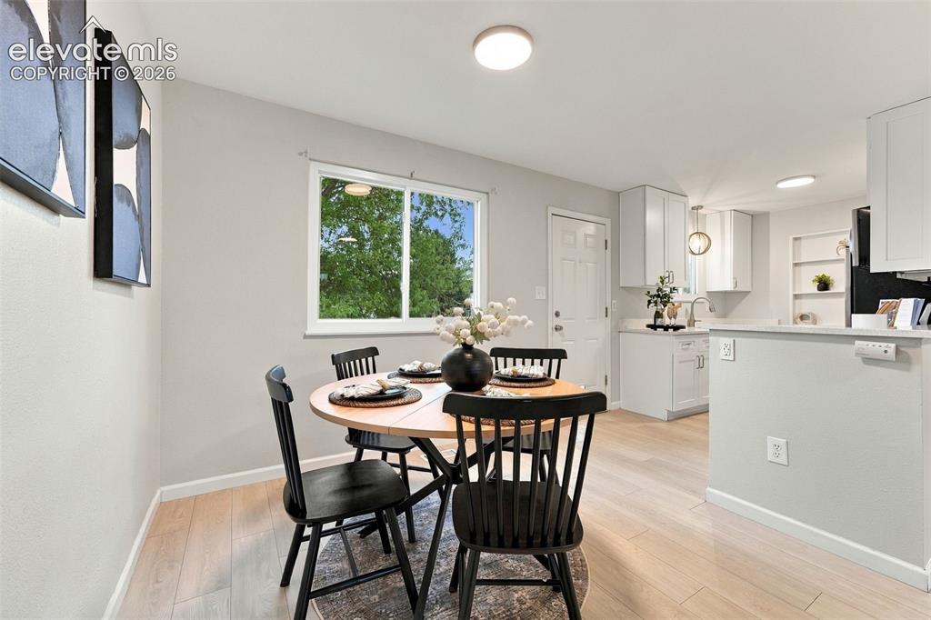 Image 7 of 24: Dining Area