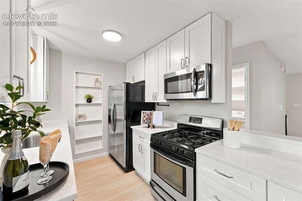 Image 9 of 24: Kitchen