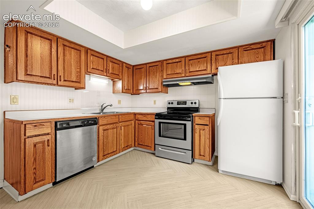 Image 10 of 37: Kitchen