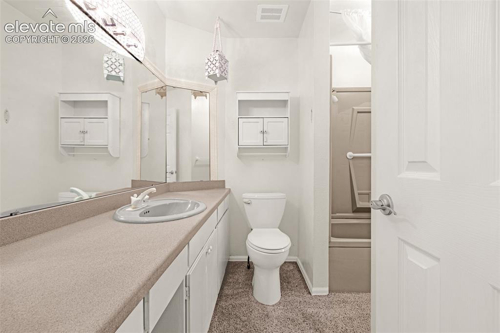 Image 14 of 37: Bathroom