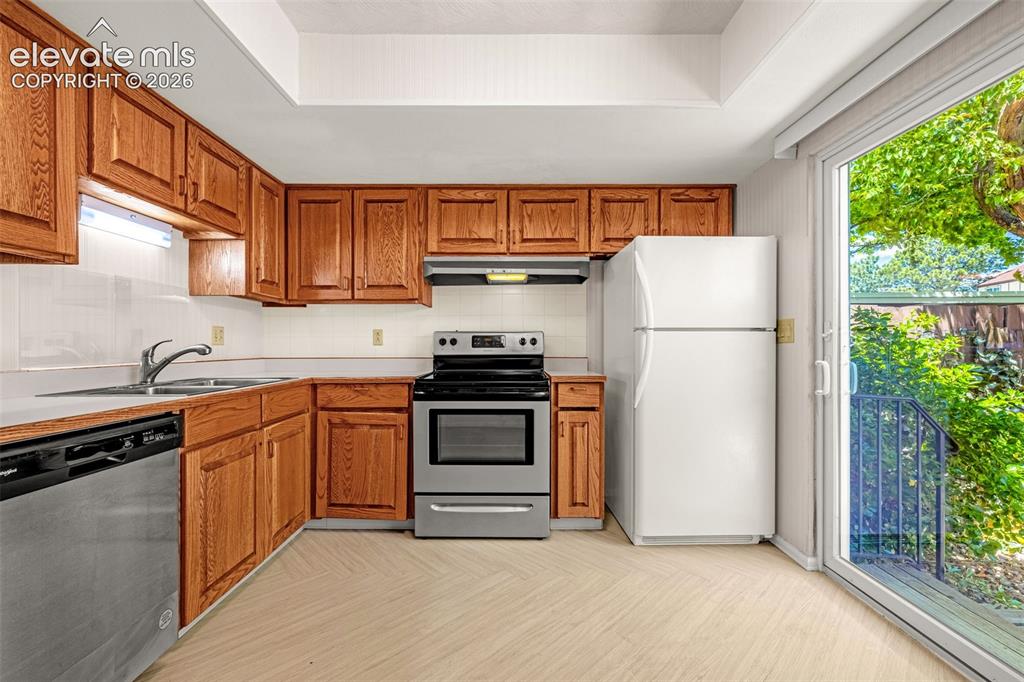 Image 9 of 37: Kitchen
