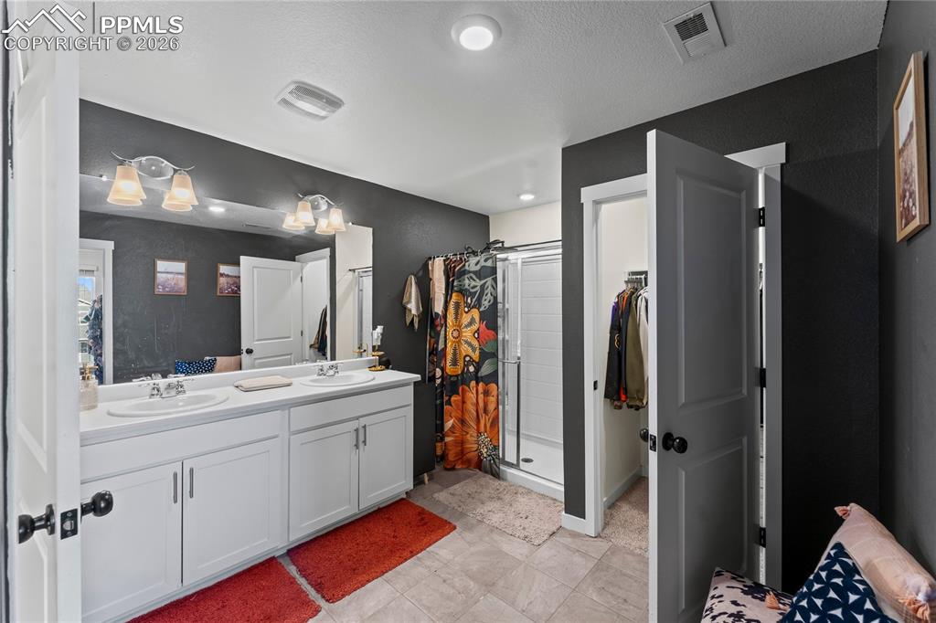 Image 33 of 43: Bathroom