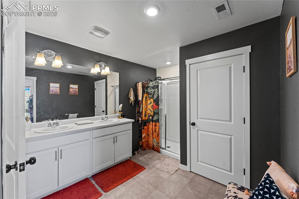 Image 34 of 43: Bathroom