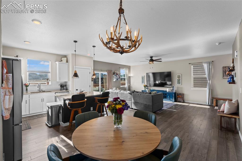 Image 7 of 43: Dining Area