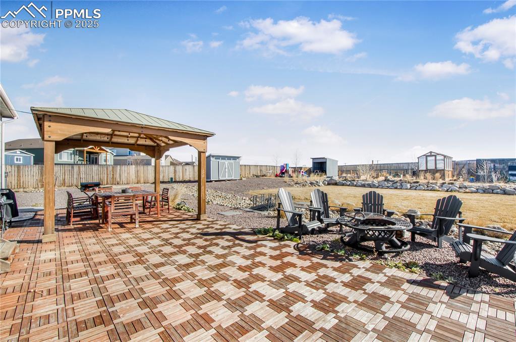 Image 33 of 41: Patio