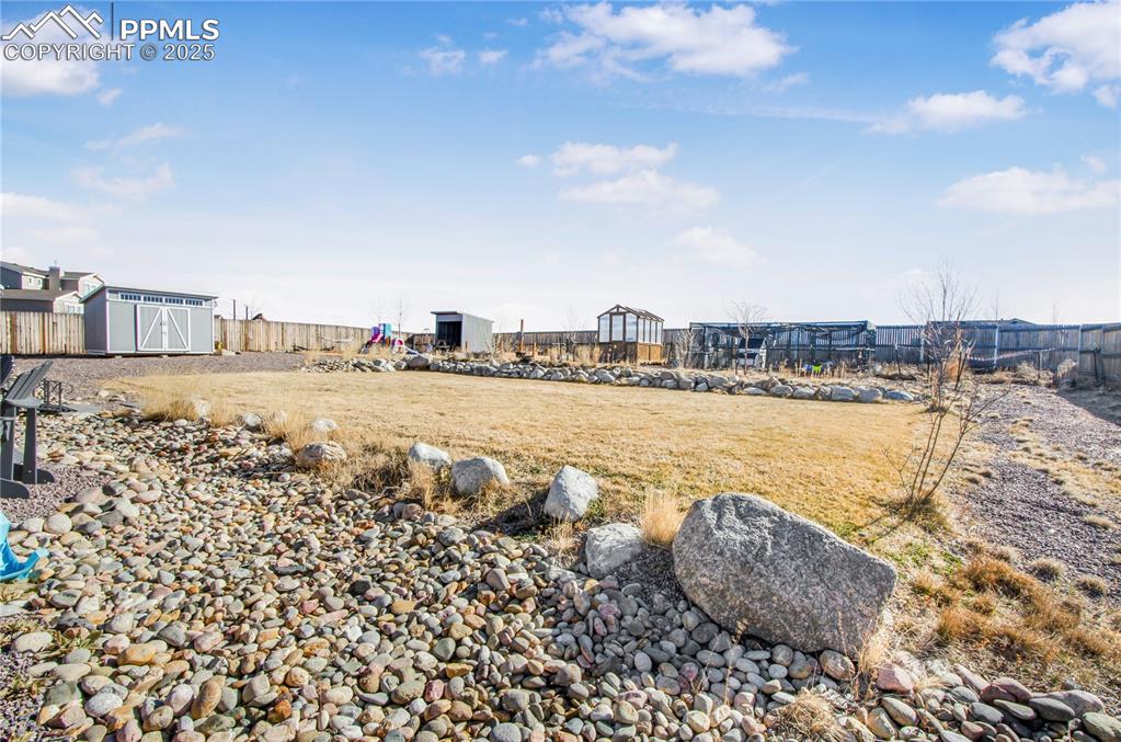 Image 36 of 41: Yard