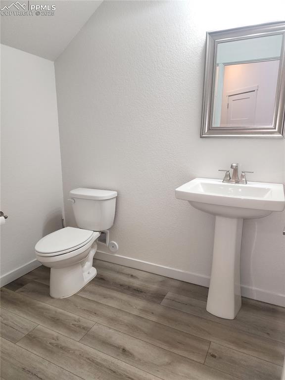 Image 10 of 31: Roomy powder room