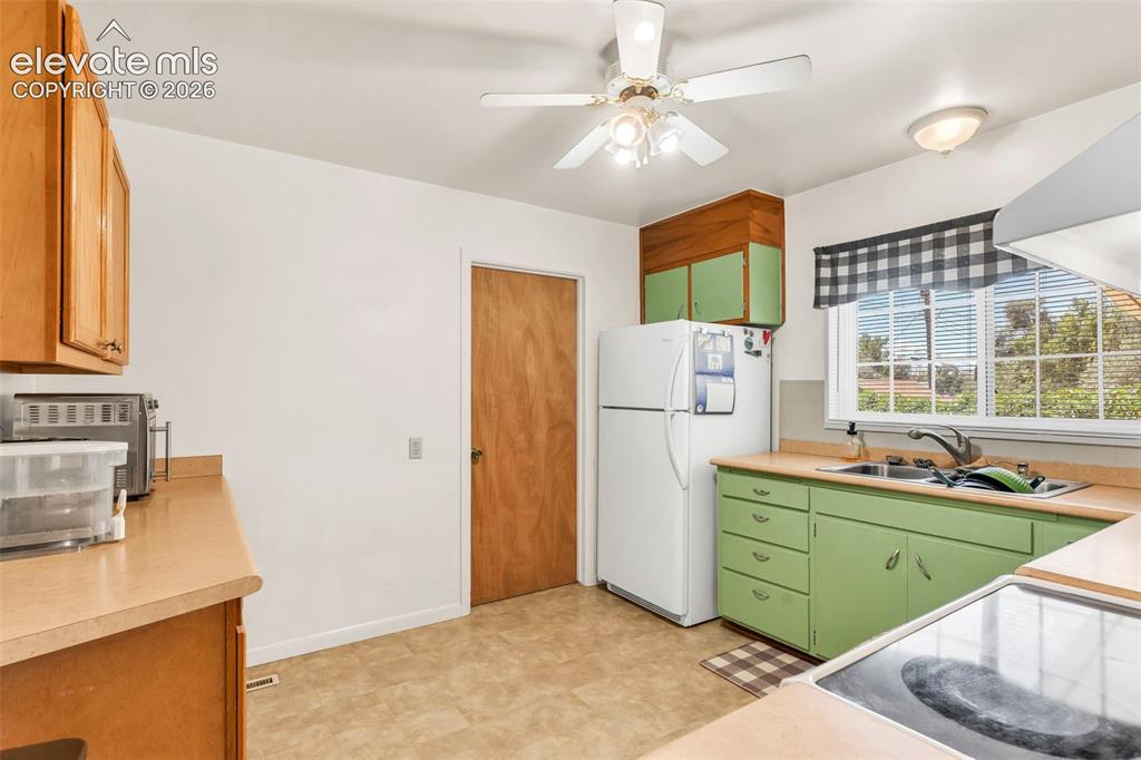 Image 15 of 31: Kitchen