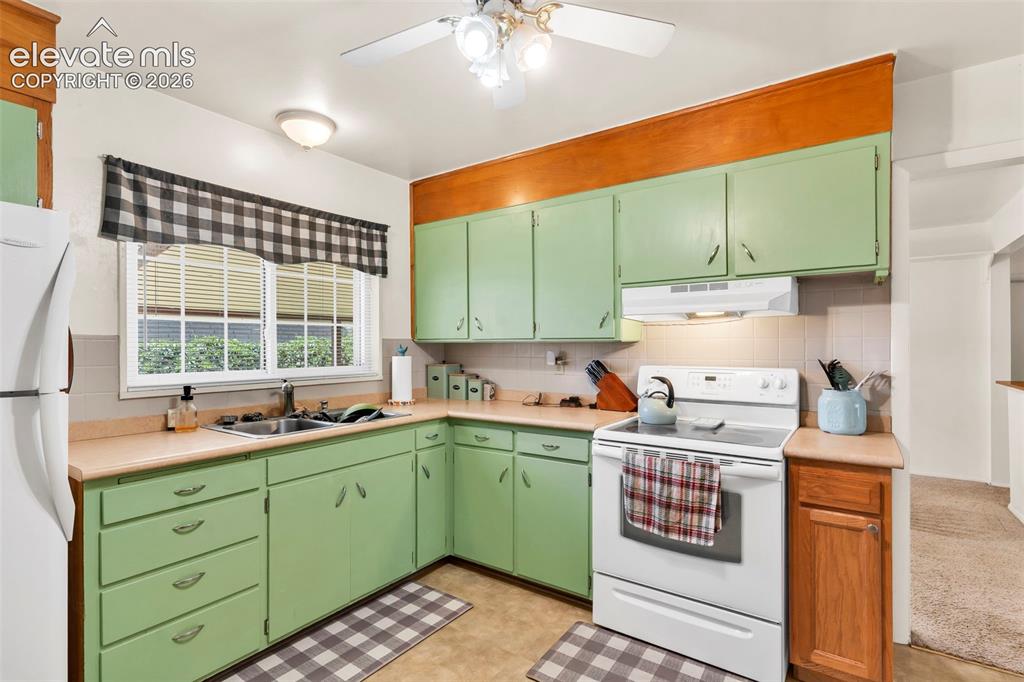 Image 16 of 31: Kitchen