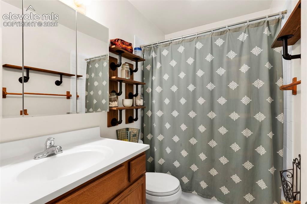 Image 18 of 31: Bathroom
