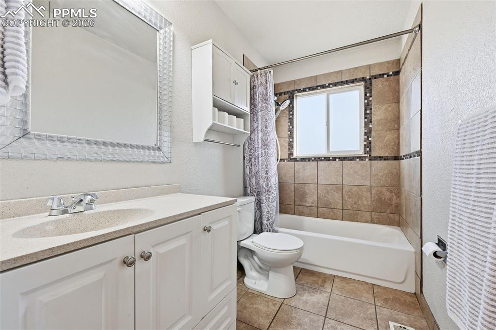 Image 17 of 32: Bathroom