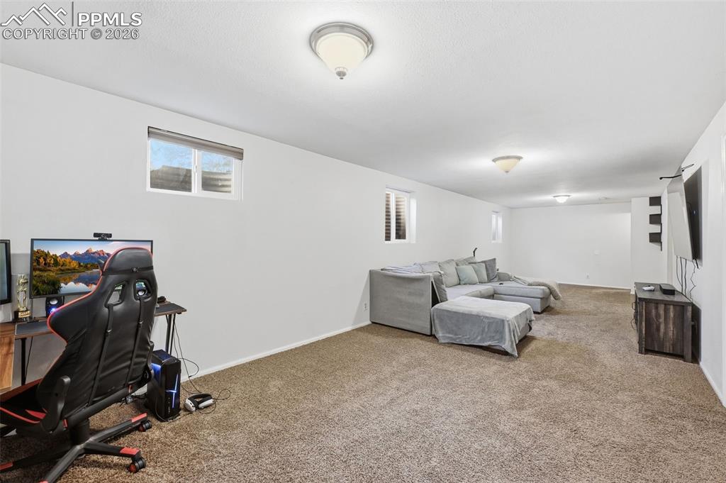 Image 20 of 32: Living Room