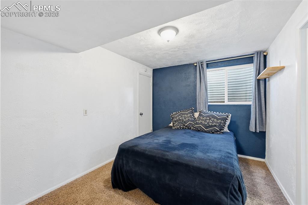 Image 21 of 32: Bedroom